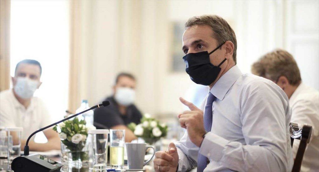 O Κυριάκος Μητσοτάκης φορά μάσκα και μιλάει
