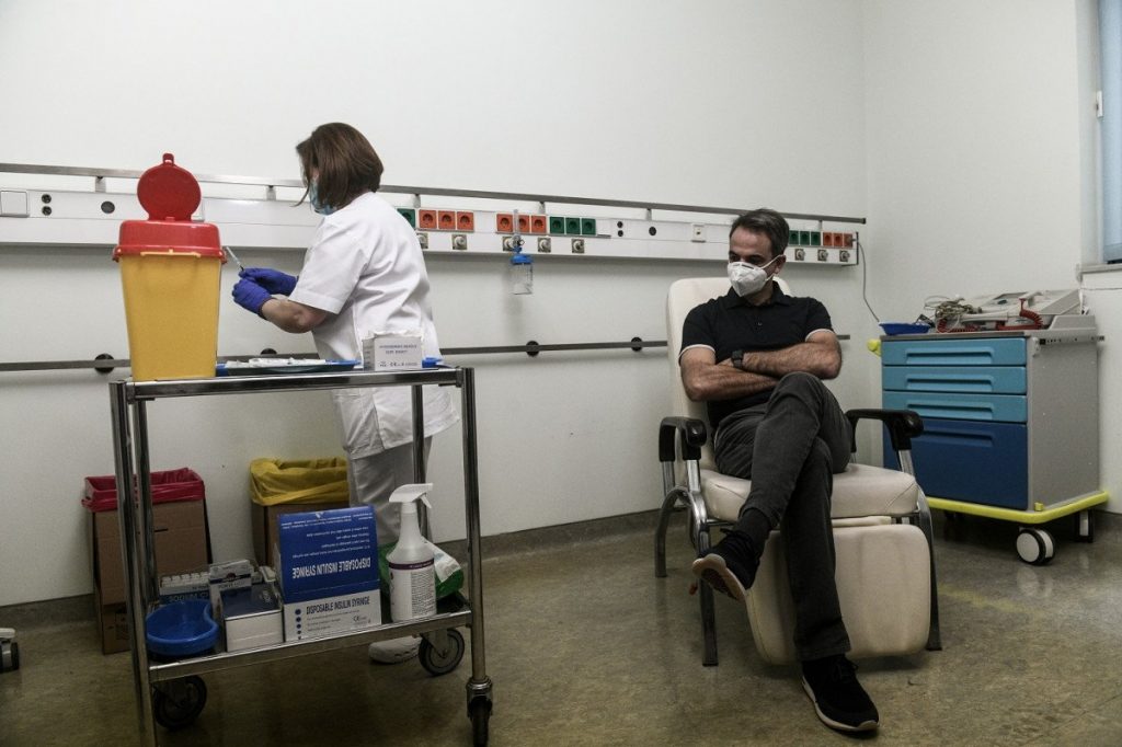 Εμβολιάζεται ο πρωθυπουργός Κυριάκος Μητσοτάκης