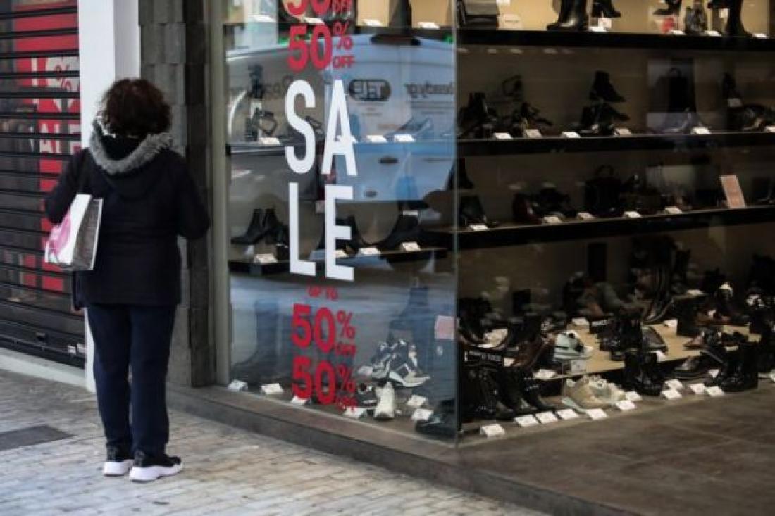 γυναίκα βιτρίνα εκπτώσεις