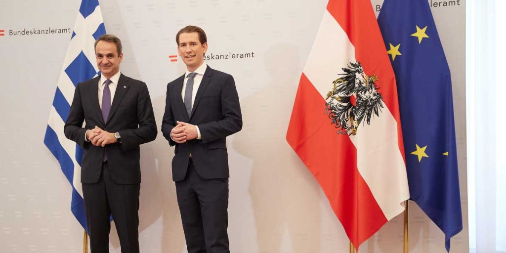 Ο πρωθυπουργός Κυριάκος Μητσοτάκης με τον καγκελάριο Σεμπάστιαν Κούρτς