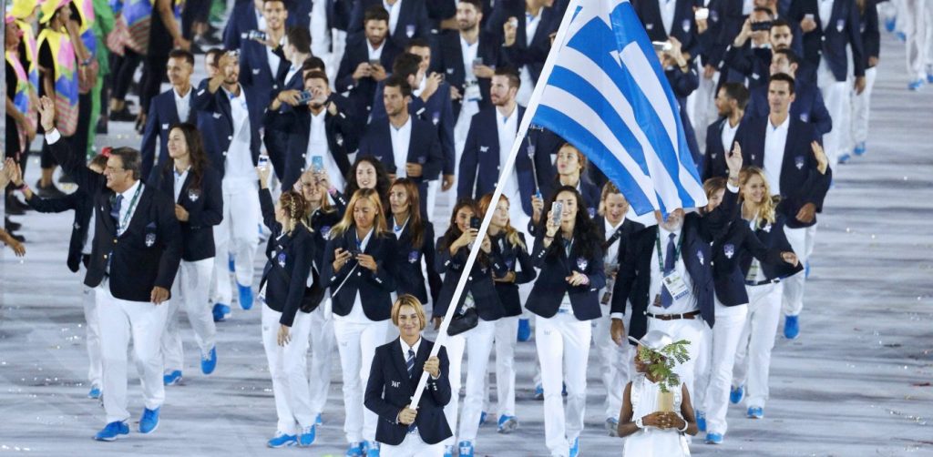 Σοφία Μπεκατώρου κρατά την ελληνική σημαία