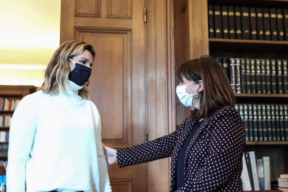 Κατερίνα Σακελλάρπουλου και η Σοφία Μπεκατώρου συνομιλούν