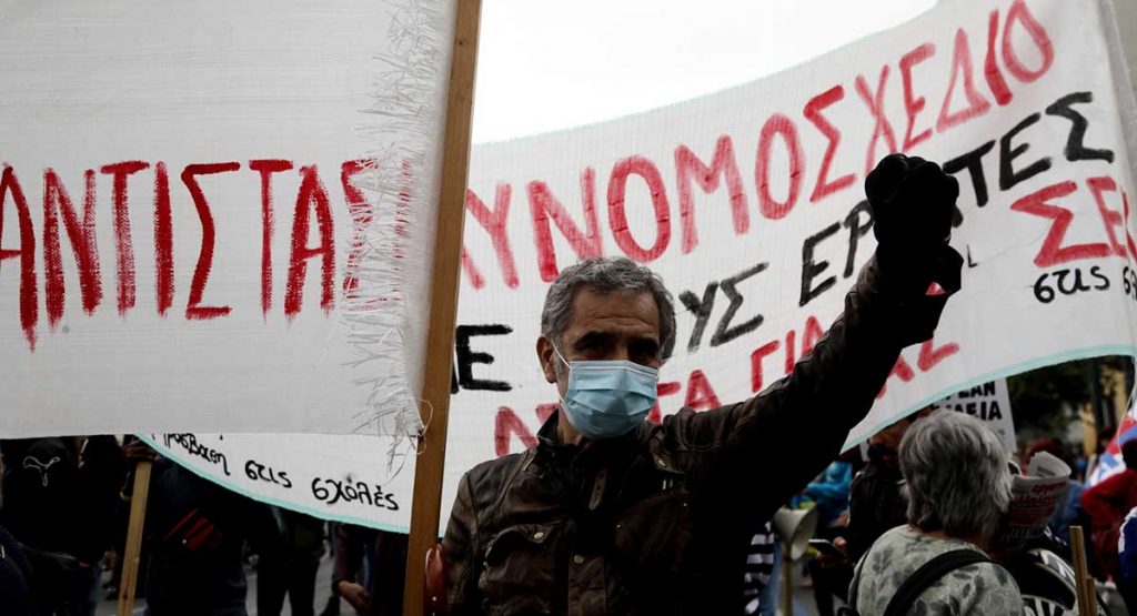 Πορεία διαδηλωτών με μάσκες