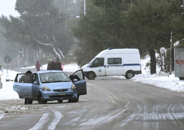 αστυνομία χιόνια αυτοκίνητο