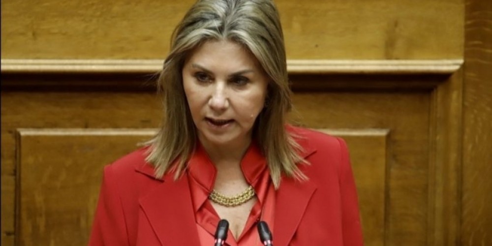 Η υφυπουργός Παιδείας Ζέττα Μακρή κάνει δηλώσεις από το βήμα της Βουλής