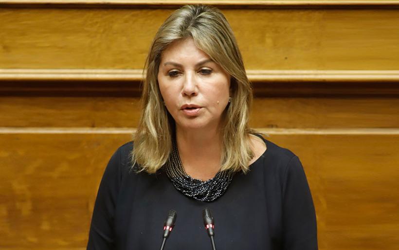 η υφυπουργός Παιδείας Ζέττα Μακρή από το βήμα της Βουλής