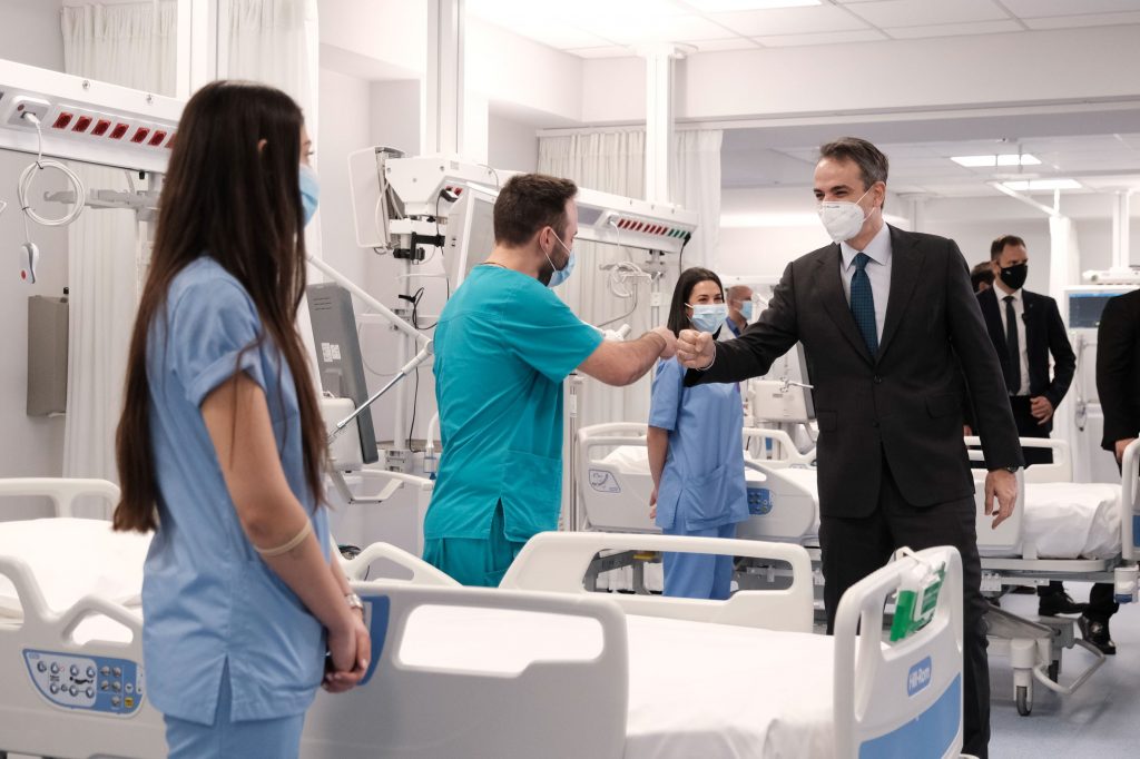 Μητσοτάκης στο ΚΑΤ: Ενισχύουμε το ΕΣΥ στη μάχη με τον κορονοϊό