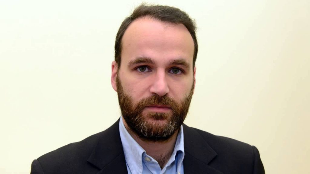 Γκιόκας (ΚΚΕ) : “Ο Μπογδάνος αξιοποιεί πολιτικά την εμπρηστική επίθεση σε βάρος του”