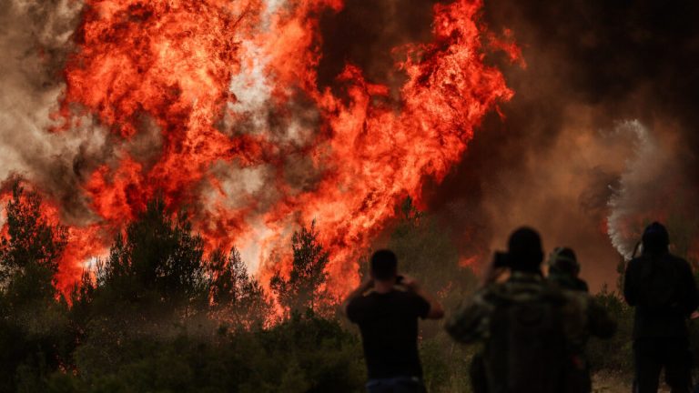 Μεγάλη αναζωπύρωση της φωτιάς ανάμεσα σε Αβγαριά και Γαλατσώνα